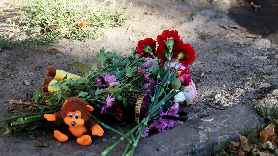 В Благовещенске на место ДТП, где сбили детей, несут цветы и игрушки