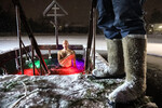 Мужчина во время крещенских купаний на территории храма Святой Елисаветы в Красногорске в Московской области, 18 января 2024 года