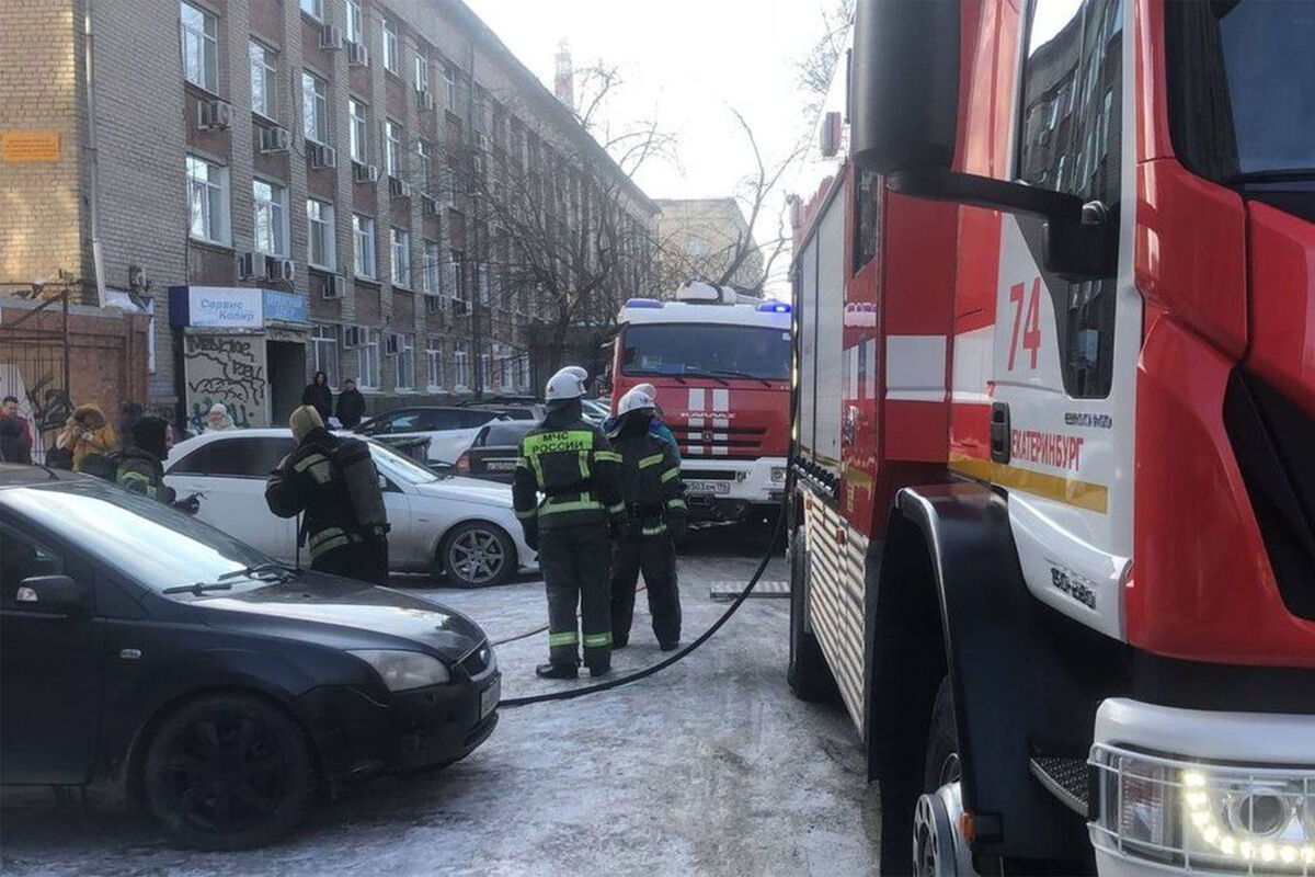 В Екатеринбурге 30 человек оказались в горящем здании в центре города -  Газета.Ru | Новости