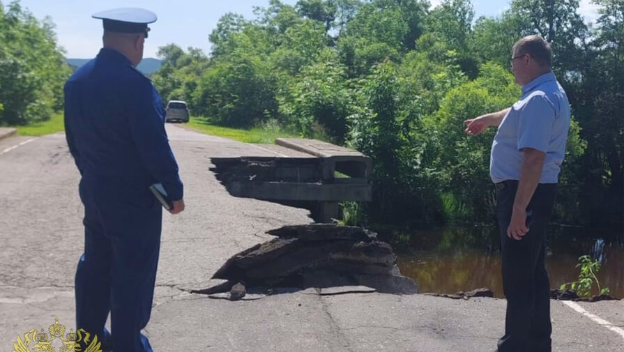 В Приморском крае перекрыли дорогу из-за рухнувшего моста