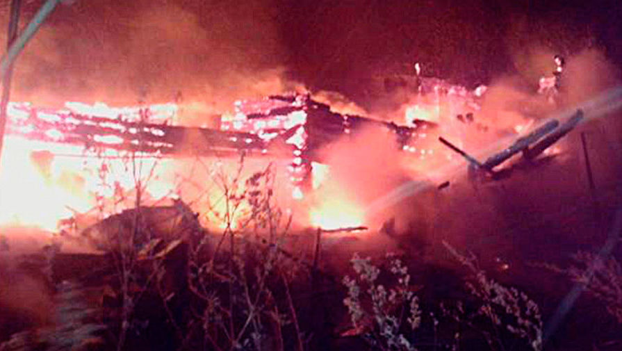 Пожар в&nbsp;многоквартирном деревянном доме поселка Песочное в&nbsp;Ярославской области