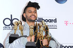 Канадский певец и продюсер эфиопского происхождения The Weeknd, победил в нескольких номинациях: «Лучший артист чарта Hot 100», «Самый продаваемый артист года», «Лучшая ротация на радио», «Лучший автор песен», «Лучший R&B-исполнитель» и «Лучший R&B-альбом»