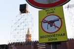 Знак «Бесполетная зона», установленный на Красной площади в Москве