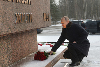 Владимир Путин на церемонии возложения цветов к монументу «Рубежный камень», установленный в память о бойцах Великой отечественной войны, воевавших в годы блокады, на военно-историческом комплексе «Невский пятачок» в Ленинградской области, 18 января 2018 года