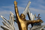 Памятник космонавту Юрию Гагарину на территории детского оздоровительного лагеря им. Ю.Гагарина в Евпатории