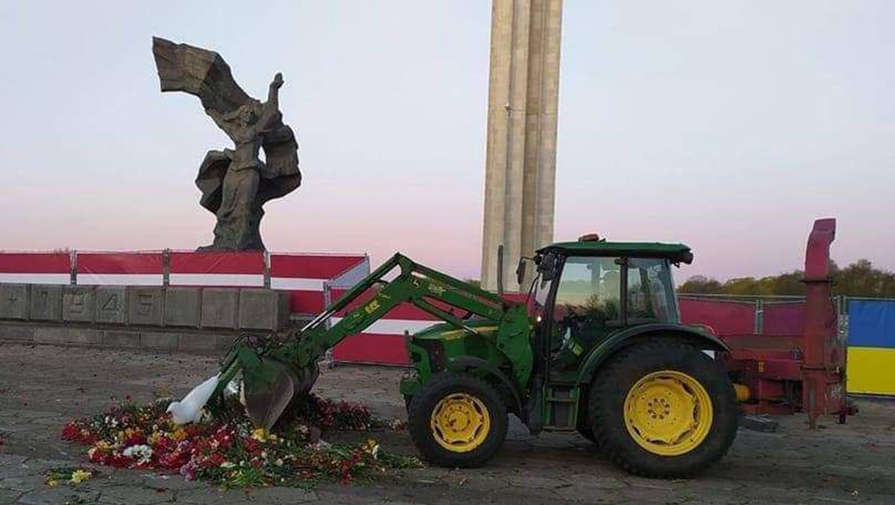 В Риге возложенные на 9 мая цветы у памятника Освободителям убрали тракторами