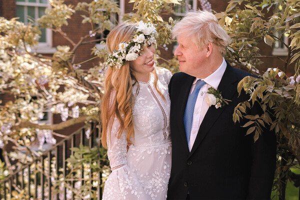 Борис и Кэрри Джонсон позирует после свадьбы в Вестминстерском аббатстве, Лондон, 29 мая 2021 года