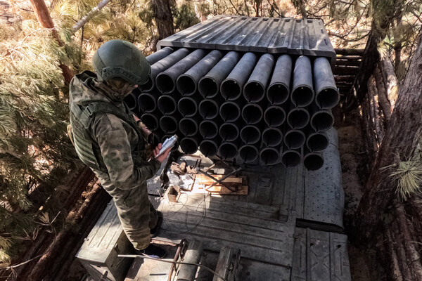 "Se estaban quedando sin munición normal". ¿Por qué Estados Unidos está armando a Ucrania con bombas de racimo?