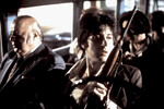 <b>«Собачий полдень» (1975)</b>
<br><br>
Лауреат «Оскара» в категории «Лучший оригинальный сценарий», криминальная комедия Сидни Люмета, рассказывает о тройке неудачников, решающих ограбить банк. Идея, как водится, оказывается «надежнее» швейцарских часов, и ограбление в итоге превращается в едва ли не цирковое представление. Соглавную роль в проекте исполнил Джон Казале, партнер Аль Пачино по «Крестному отцу», которого «Майкл Корлеоне» неоднократно называл «самым недооцененным актером» из числа тех, с кем ему приходилось когда-либо работать.
