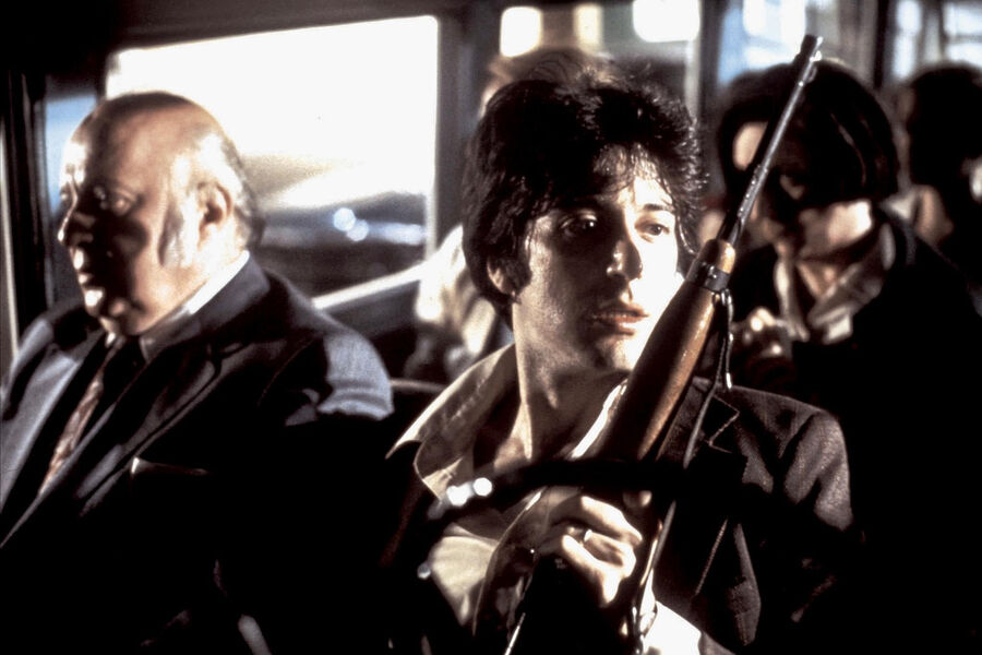 <b>&laquo;Собачий полдень&raquo; (1975)</b>
<br><br>
Лауреат &laquo;Оскара&raquo; в&nbsp;категории &laquo;Лучший оригинальный сценарий&raquo;, криминальная комедия Сидни Люмета, рассказывает о&nbsp;тройке неудачников, решающих ограбить банк. Идея, как водится, оказывается &laquo;надежнее&raquo; швейцарских часов, и ограбление в&nbsp;итоге превращается в&nbsp;едва ли не цирковое представление. Соглавную роль в&nbsp;проекте исполнил Джон Казале, партнер Аль Пачино по&nbsp;&laquo;Крестному отцу&raquo;, которого &laquo;Майкл Корлеоне&raquo; неоднократно называл &laquo;самым недооцененным актером&raquo; из&nbsp;числа тех, с&nbsp;кем ему приходилось когда-либо работать.
