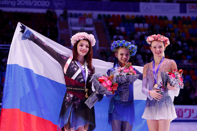 Фигуристки Евгения Медведева, Александра Трусова и Мэрайя Белл после соревнований женского одиночного катания на V этапе Гран-при по фигурному катанию «Кубок Ростелеком» в Москве, ноябрь 2019 года
