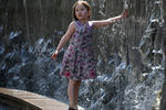 Девочка играет среди фонтанов в Москве в жаркую погоду, 18 мая 2021 года