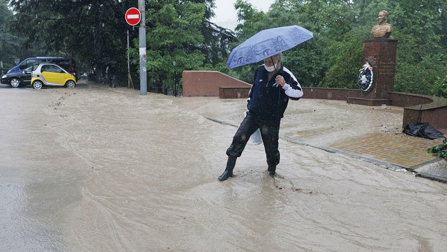 

Затопленная улица в Ялте, 18 июня 2021 года

