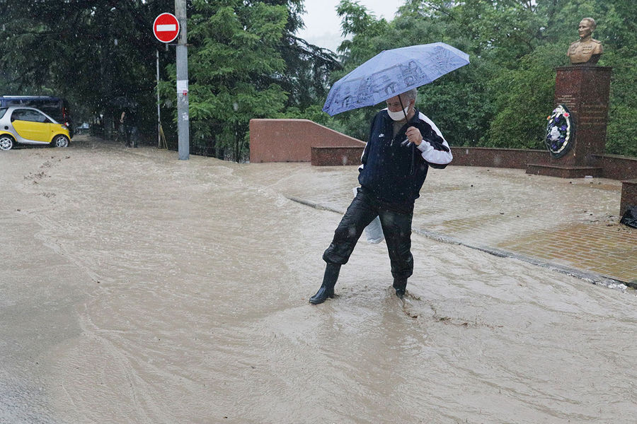 Затопленная улица в Ялте, 18 июня 2021 года