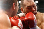 Российский боксер Николай Валуев во время боя с соперником из Узбекистана Русланом Чагаевым в Штутгарте, 2007 год