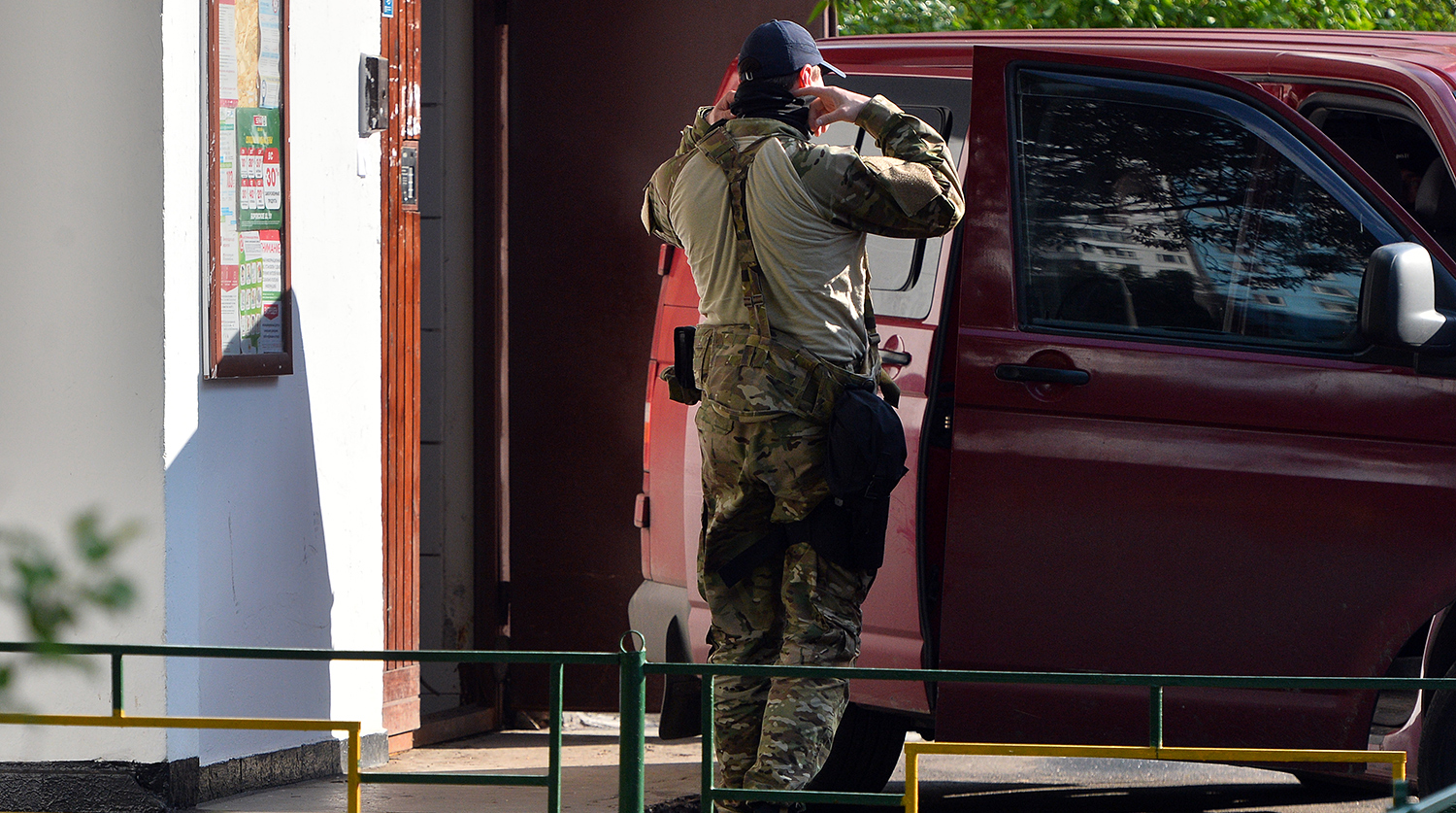 Сотрудник ФСБ РФ у жилого дома, где были задержаны члены террористической группы, входящей в запрещенную в России организацию «Исламское государство»
