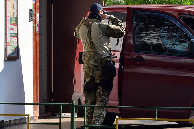 Сотрудник ФСБ РФ у жилого дома, где были задержаны члены террористической группы, входящей в запрещенную в России организацию «Исламское государство»
