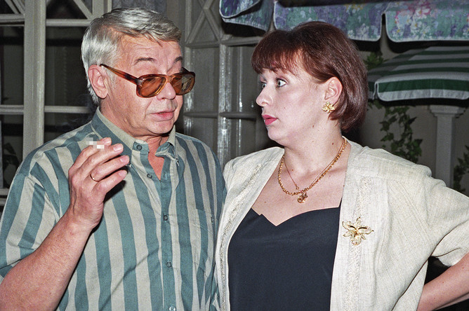 Александр Демьяненко и Мария Аронова на съемках телесериала «Кафе «Клубничка», 1996 год