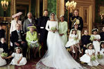 Принц Гарри и Меган Маркл в окружении детей, а также ближайших родственников: королевы Елизаветы II и герцога Эдинбургского, принца Чарльза и его супруги Камиллы, а также принца Уильяма с Кейт, 19 мая 2018 года 
