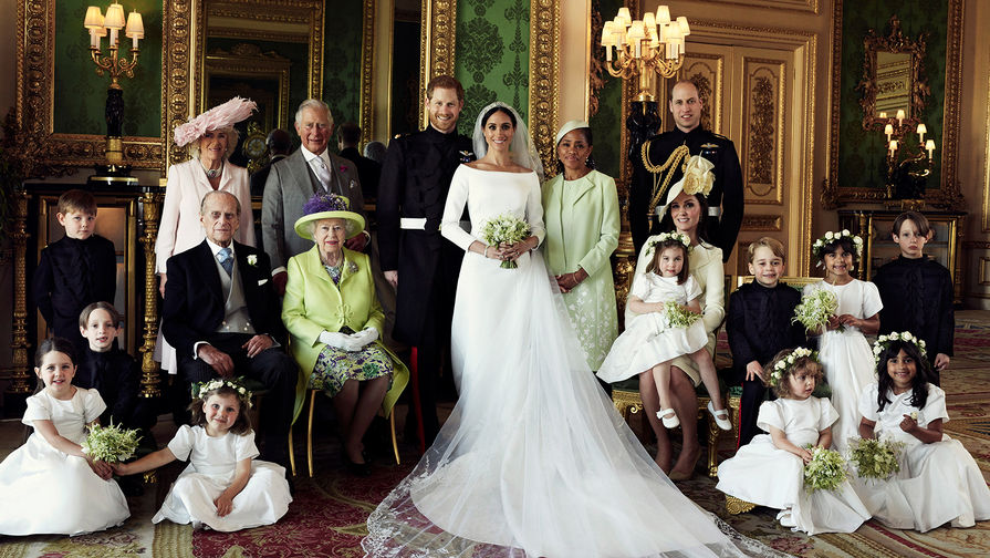 Принц Гарри и Меган Маркл в&nbsp;окружении детей, а также ближайших родственников: королевы Елизаветы II и герцога Эдинбургского, принца Чарльза и его супруги Камиллы, а также принца Уильяма с&nbsp;Кейт, 19 мая 2018 года 