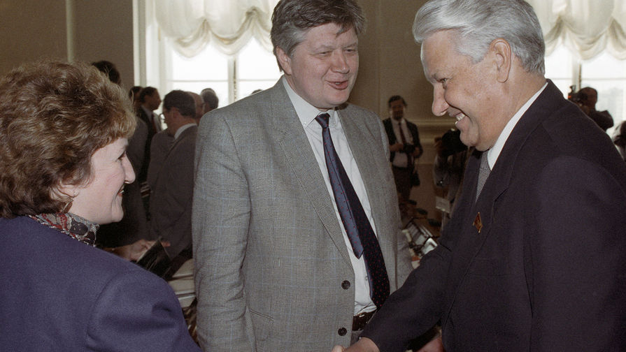 Народный депутат СССР и РСФСР Борис Ельцин приветствует народного депутата СССР Галину Старовойтову, 1990 год