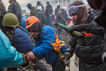 Сторонники оппозиции поджигают бутылки с зажигательной смесью на площади Независимости в Киеве, 19 февраля 2014 года