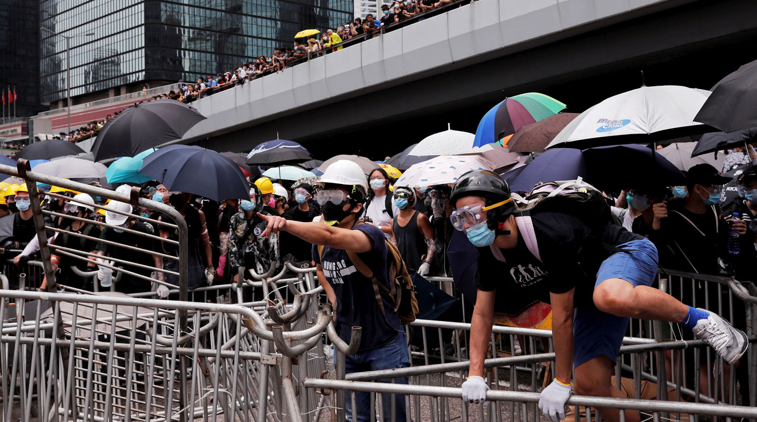 Власти Гонконга прогнулись под требования протестующих