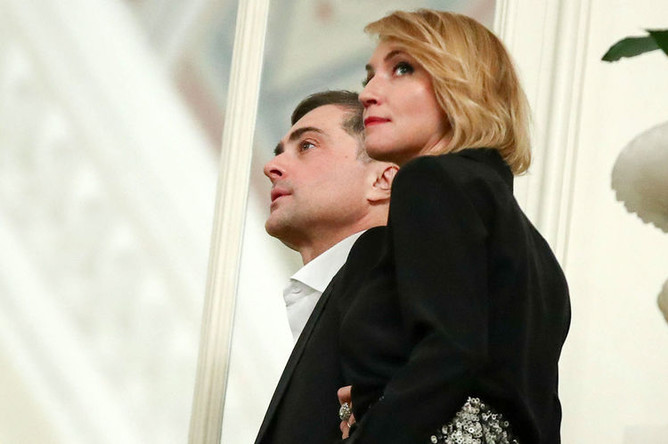 Помощник президента России Владислав Сурков и его супруга Наталья Дубовицкая во время торжественного вечера по случаю встречи нового, 2019 года в Большом театре