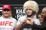 Чемпион UFC в легком весе Хабиб Нурмагомедов и его отец и тренер Абдулманап Нурмагомедов во время торжественной церемонии взвешивания накануне турнира UFC 242, 2019 год