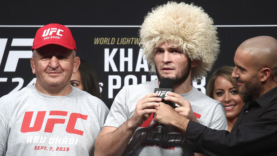 Чемпион UFC в&nbsp;легком весе Хабиб Нурмагомедов и его отец и тренер Абдулманап Нурмагомедов во время торжественной церемонии взвешивания накануне турнира UFC 242, 2019 год