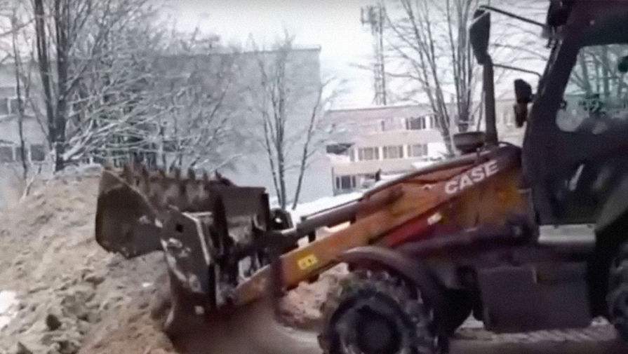 Тракторист полностью засыпал снегом машину, которая помешала расчищать дорогу в Обнинске