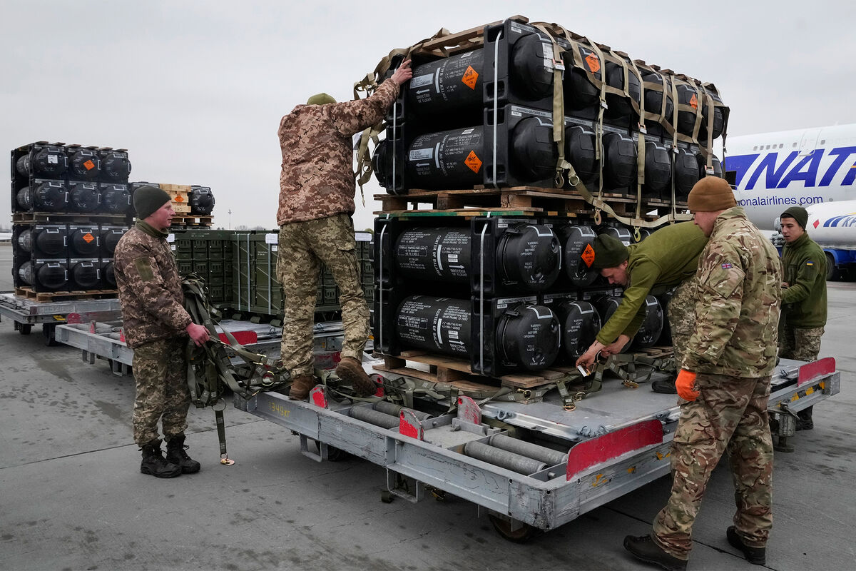 Украинские военнослужащие распаковывают противотанковые ракеты «Джавелин», доставленные в рамках помощи США в аэропорту «Борисполь» под Киевом, Украина