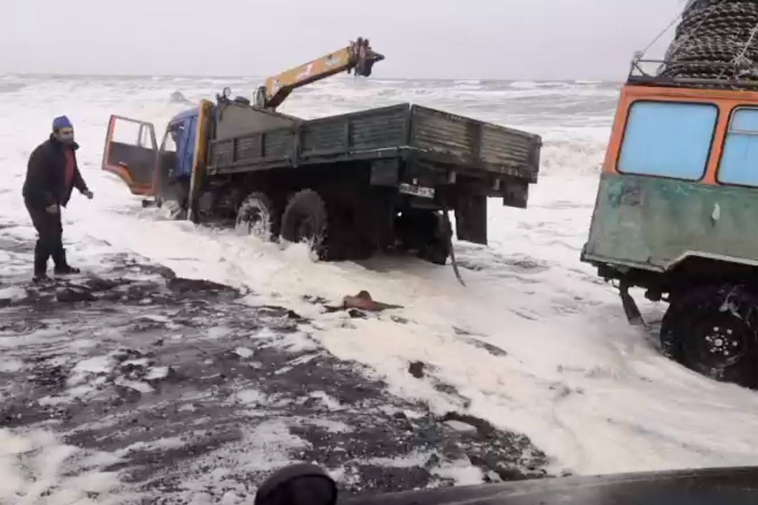 На Камчатке три автомобиля смыло в море во время прилива - Газета.Ru |  Новости