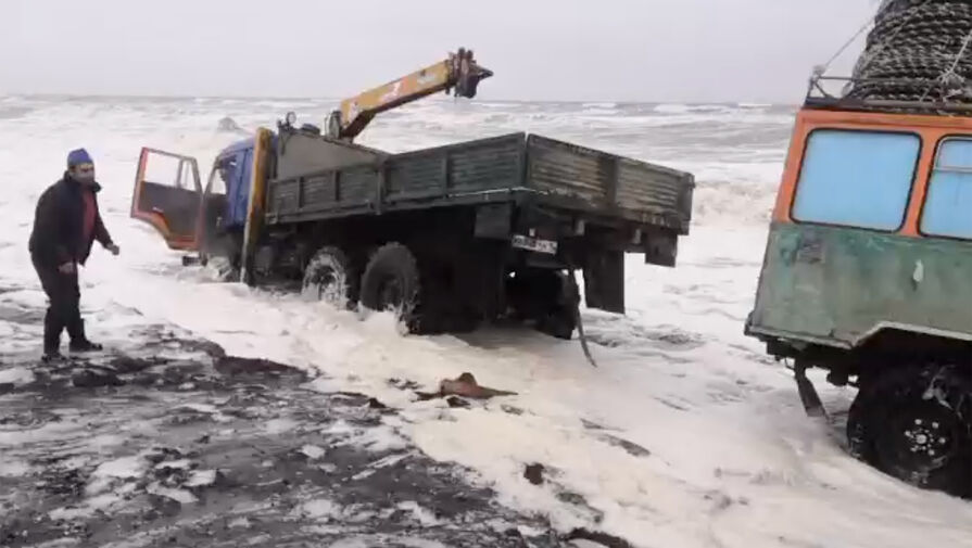 На Камчатке три автомобиля смыло в море во время прилива