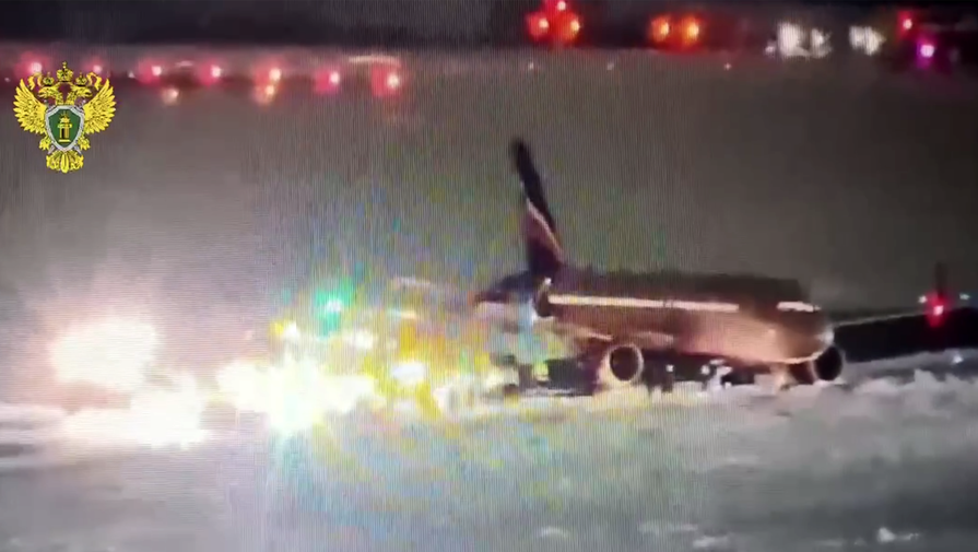 Появилось видео из Казани, где самолет с пассажирами выкатился за рулежную дорожку