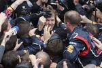 Пилот «Ред Булл» Себастьян Феттель стал чемпионом «Формулы-1» в третий раз подряд