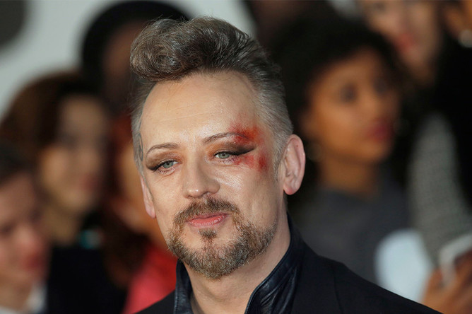 Певец Бой Джордж перед началом церемонии вручения музыкальных наград Brit Awards в Лондоне