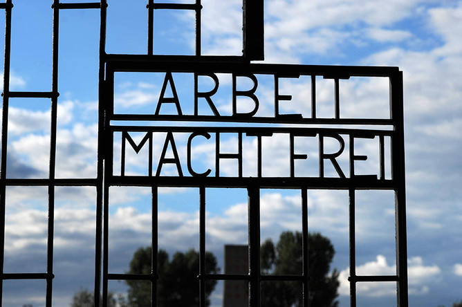 Фраза «Труд освобождает» на воротах концентрационного лагеря Дахау