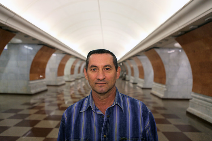 Слесарь Виктор Лень вывел из метро после аварии десятки пассажиров