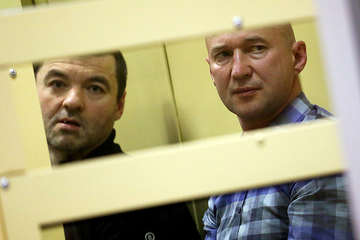Лидеры ореховской преступной группировки Дмитрий Белкин и Олег Пронин (слева направо), обвиняемые в создании преступного сообщества и массовых убийствах