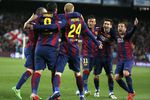 Футболисты «Барселоны» празднуют забитый мяч