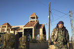 Военнослужащий правительственных войск, освободивших христианские деревни от боевиков ИГ (организация запрещена в России) в провинции Эль-Хасаке на северо-востоке Сирии