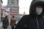 Женщина в защитной маске в центре Москвы
