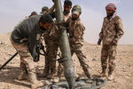 Военнослужащие сирийской армии во время передислокации минометной установки на позициях под городом Пальмира