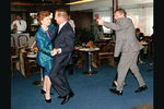 Президент Латвии Вайра Вике-Фрейберга во время танца с президентом Украины Леонидом Кучмой, 1999 год. Справа — президент Польши Александр Квасьневский