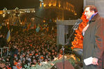 Президент Грузии Михаил Саакашвили во время праздничного новогоднего концерта на площади Независимости в Киеве, 1 января 2005 года