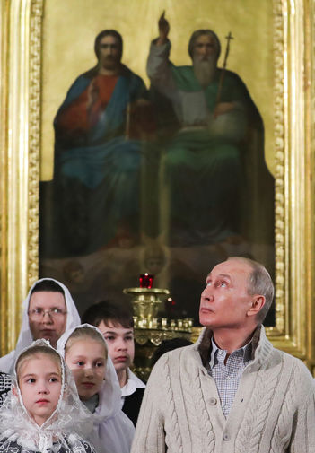 Президент России Владимир Путин во время праздничного богослужения по&nbsp;случаю Рождества Христова в&nbsp;Спасо-Преображенском соборе в&nbsp;Санкт-Петербурге, 7 января 2020 года