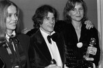 Барбара Бах, Брэд Дэвис и Ирен Чудоу на 36-й ежегодной церемонии вручения премии «Золотой глобус» в Лос-Анджелесе, 1979 год