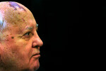 Первый президент СССР Михаил Горбачев во время презентации своей книги «Наедине с собой» в книжном магазине «Москва» на Воздвиженке, 2012 год