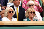 Супруга короля Великобритании Карла III Камилла посетила Уимблдонский турнир в белоснежном платье на молнии бренда Fiona Clare. Компанию ей составила ее младшая сестра Аннабель Эллиот